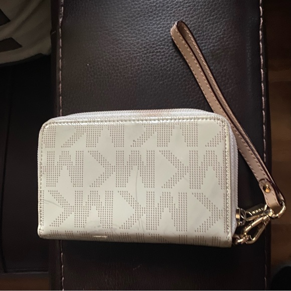 Michael kors zip wallet, wristlet. White shiney monogram leather gold hardware - Picture 3 of 10